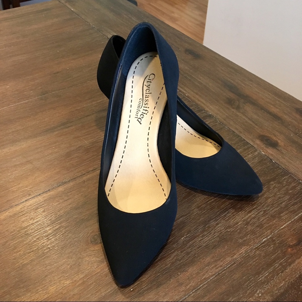 Black nubuck pumps